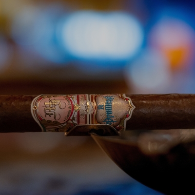 अच्छी कीमत अनुकूलित गर्म बिक्री सिगार कस्टम लेबल स्टिकर यूवी गोल्ड सिगार रिंग लेबल निजी ब्रांडिंग चिपकने वाला जलरोधक कार्टून लेबल प्रिंटिंग स्टिकर ऑनलाइन